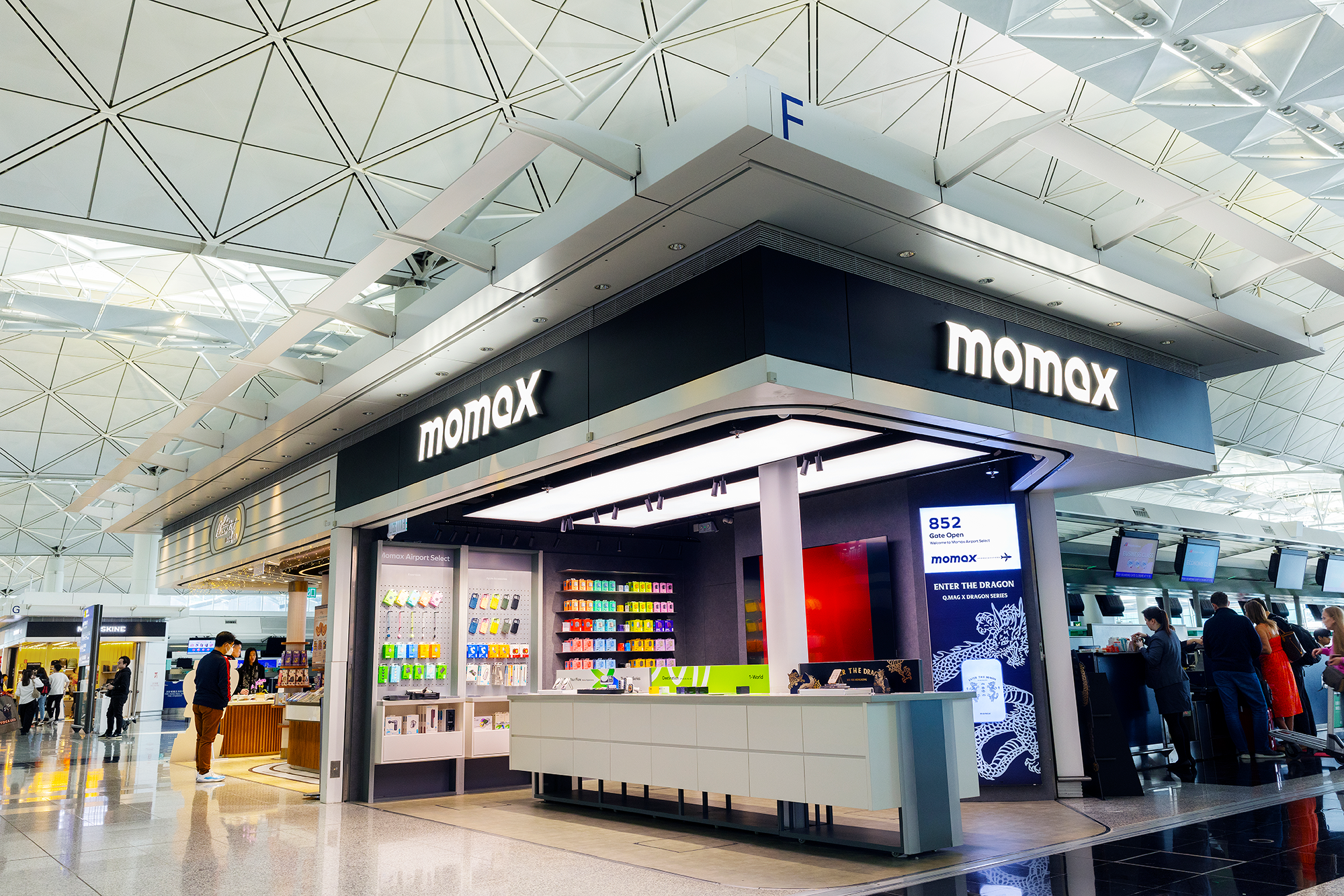 momax-wearsense-airport-retail-store